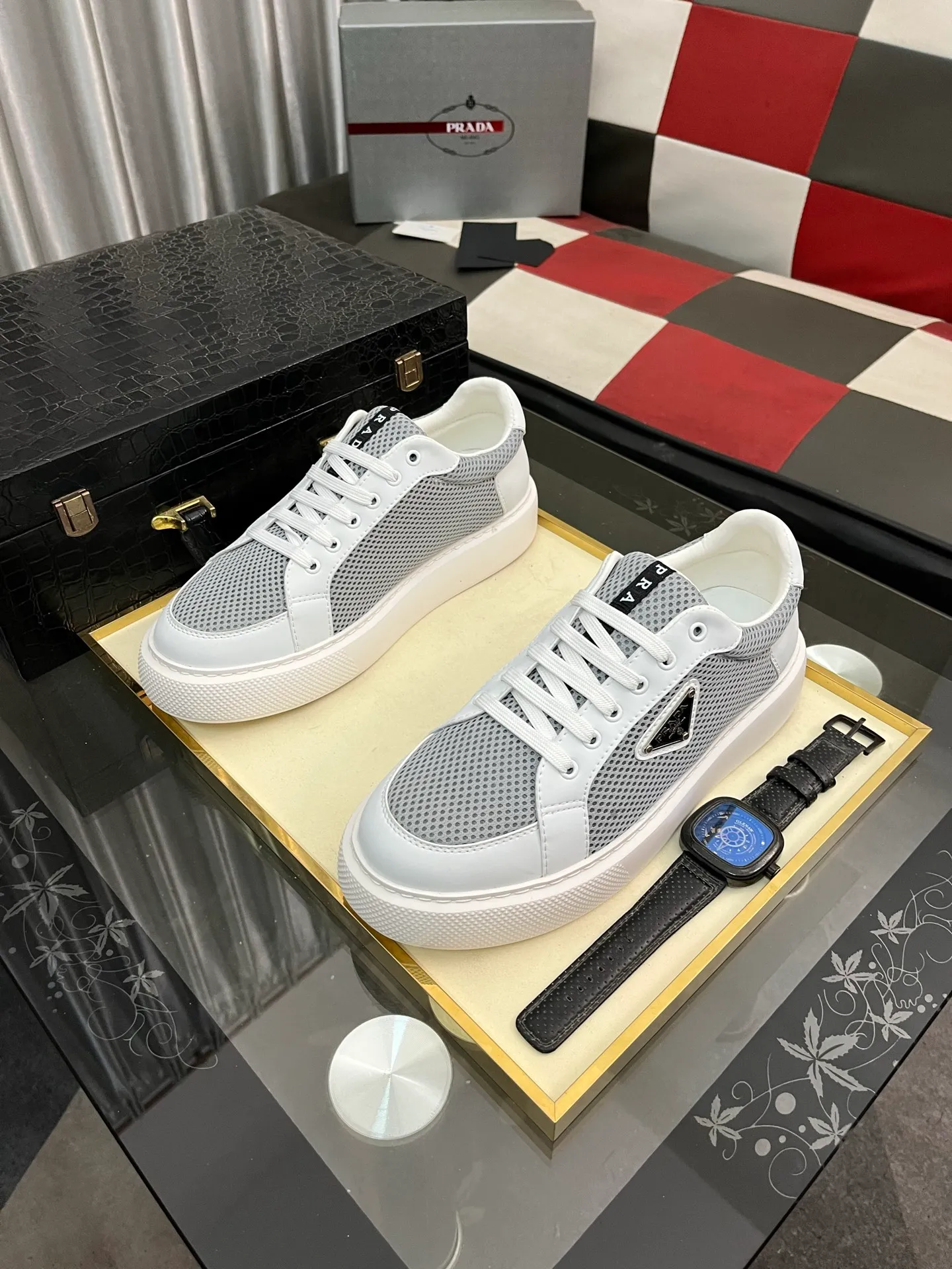 Men's men's shoes💰580⌚️⌚️Prada Prada early spring new model, top original quality, Prada casual sports shoes, made of imported solid color patent leather, spliced mesh cowhide upper, three-dimensional geometric segmentation, multi-color splicing, fashionable and generous, soft, comfortable and breathable. The tongue is decorated with classic letter logo, with fabric lining, cowhide foot pads, matched with P family's exclusive rubber outsole, upper material, breathable knitted fabric imported from Italy The delicate texture is super high-end! Fetal cowhide lining, super soft and comfortable, original molded outsole Size: 38-446️⃣ colors available